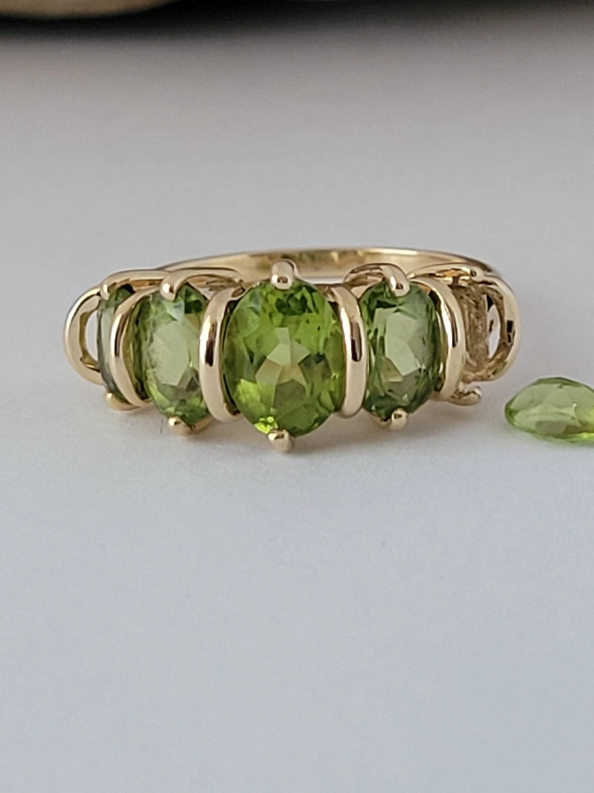 14k Sz 7.75 Solid Gold and Peridots Ring For Scrap or Repair 3.95gr NO RESERVE!