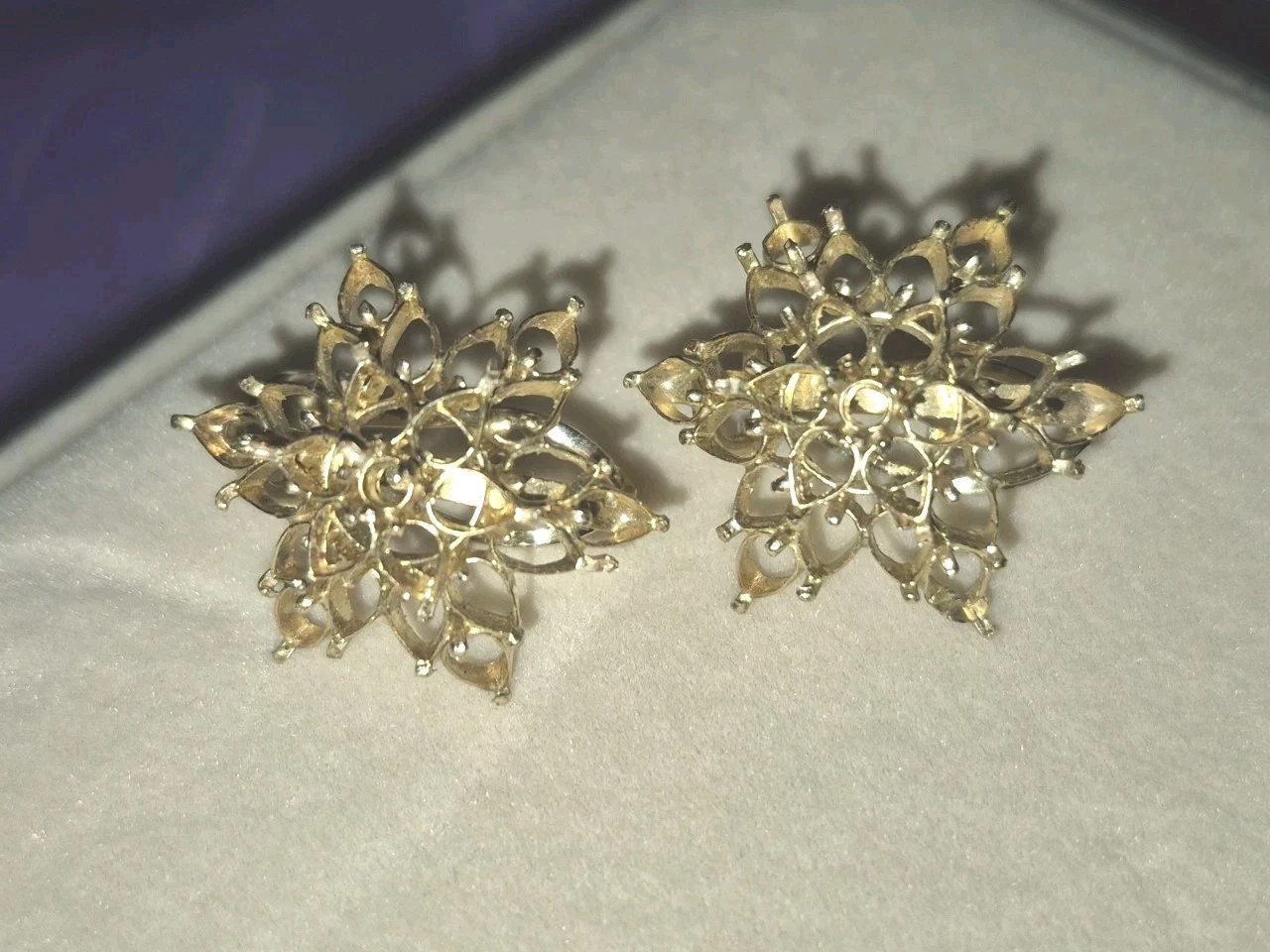 REPAIR OR SCRAP SALE! 14kt SOLID GOLD LARGE STAR FLOWER SNOWFLAKE EARRINGS 4g